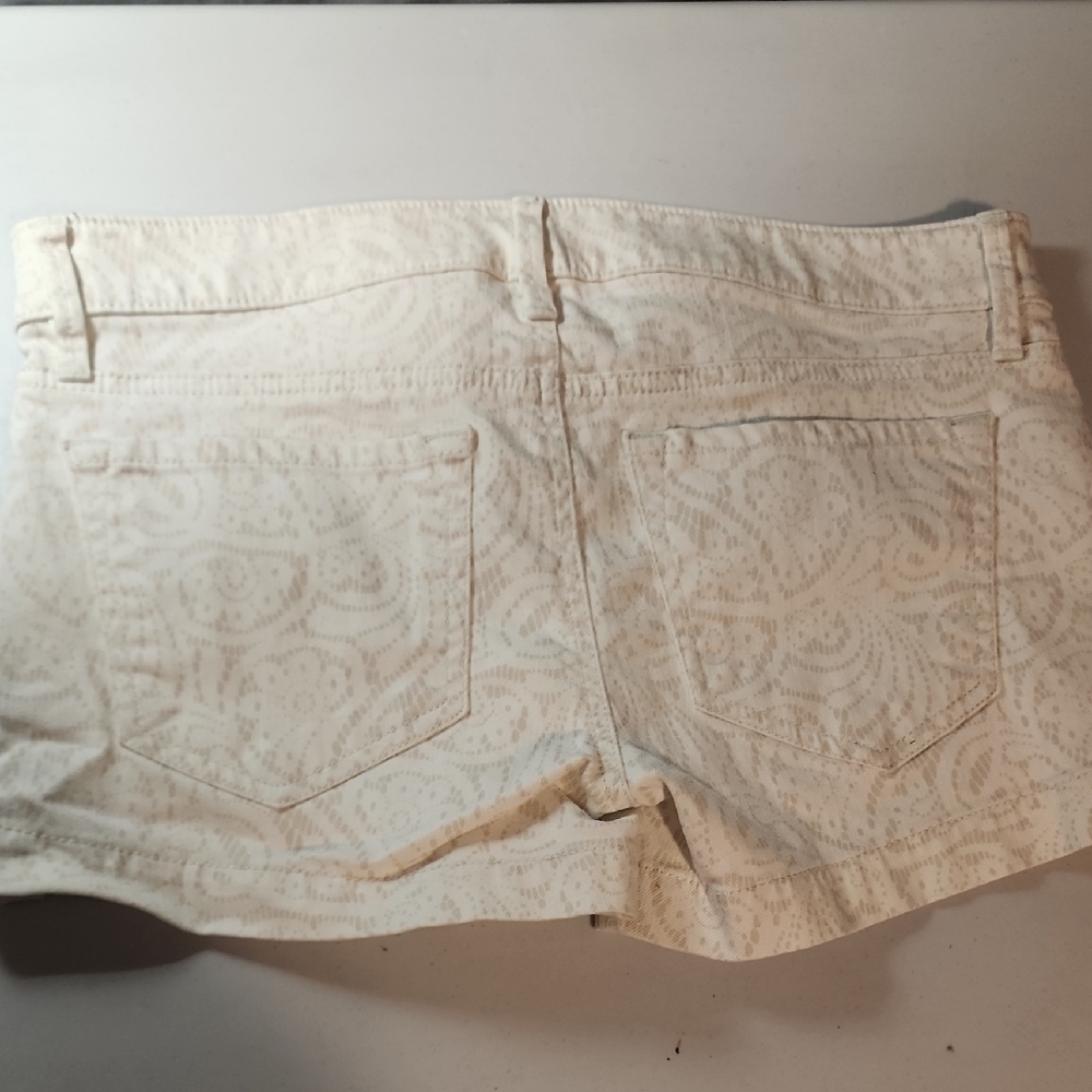 LOFT NWOT Women's Cream Patterned Jean Shorts - Picture 4 of 7